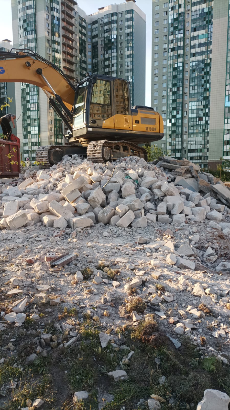 Демонтаж бетонных и кирпичных зданий